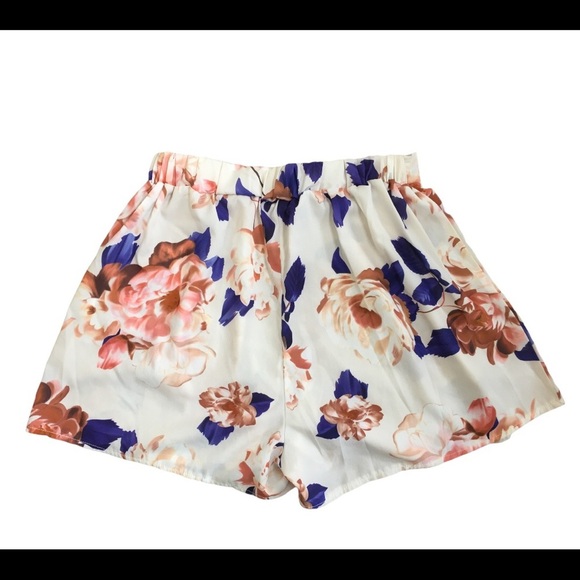 FLORAL PRINT HALTER SHORT ROMPER With Halterneck Detail 2 Piece Set Ivory Small - Picture 8 of 9